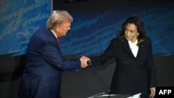 Bà Kamala Harris bắt tay ông Donald Trump trước cuộc tranh luận hôm 10/9/2024 ở Philadelphia, Pennsylvania.