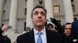 Michael Cohen bước ra khỏi tòa án liên bang ở New York vào ngày 29 tháng 11 sau khi nhận tội nói dối Quốc hội về những liên lạc của ông với ông Trump hồi năm 2016 liên quan tới một dự án bất động sản ở Nga.