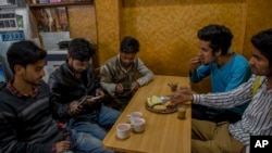 جموں و کشمیر کی خصوصی حیثیت ختم کیے جانے کے بعد بھارت کی حکومت نے جموں و کشمیر میں مواصلاتی رابطے منقطع کر دیے تھے۔ (فائل فوٹو)