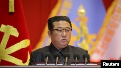 Lãnh tụ Triều Tiên Kim Jong Un phát biểu ở Bình Nhưỡng, Triều Tiên trong một bức ảnh được thông tấn xã nhà nước KCNA công bố vào ngày 7 tháng 12, 2021.