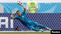 Essam El-Hadary cản phá cú sút penalty của cầu thủ đội tuyển Ảrập Xêút trong trận đấu hôm 25/6. 