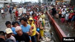 Nạn nhân bão Philippines xếp hàng chờ lãnh gạo tại thành phố Tacloban.