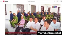 Các nhà sư và phật tử Khmer tại phiên tòa ngày 26/11/2024 ở Vĩnh Long. Photo YouTube THVL.