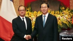 Tổng thống Pháp Francois Hollande (trái) và Chủ tịch Việt Nam Trần Đại Quang tại Phủ Chủ tịch ở Hà Nội, 6/9/2016.