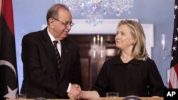 Ngoai trưởng Hoa Kỳ Hillary Clinton (phải) họp với Thủ tướng lâm thời Libya Abdurrahim El-Keib tại Bộ Ngoại giao Hoa Kỳ hôm 83/12