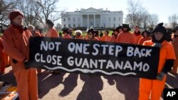 Manifestan ki te kanpe devan La Mezon Blanch, nan Washington, pou yo mande fèmen prizon Guantanamo. (Foto: 11 janvye 2016).