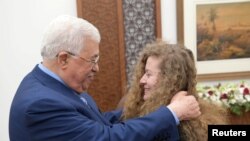 Tổng thống Palestine Mahmoud Abbas gặp gỡ thiếu niên Palestine Ahed Tamimi sau khi cô được thả tự do khỏi nhà tù của Isarel ở Ramallah ở khu vực Bờ Tây bị Israel chiếm giữ hôm 29/7.