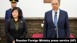 Ngoại trưởng Triều Tiên Choe Son Hui cùng người đồng cấp Nga Sergei Lavrov trong cuộc gặp hôm 1/11 tại Moscow