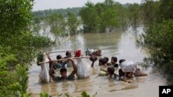 Một gia đình Rohingya family đến Bangladesh sau khi đi qua sông Naf giữa biên giới với Myanmmar, 5/9/2017