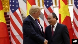 Tổng thống Mỹ Donald Trump được Thủ tướng Việt Nam Nguyễn Xuân Phúc tiếp đón tại Văn phòng Chính phủ ở Hà Nội, ngày 12 tháng 11, 2017.