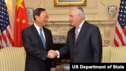 Ngoại trưởng Hoa Kỳ Rex Tillerson tiếp Ủy viên Quốc vụ viện Trung Quốc Dương Khiết Trì ở Washington, D.C., 28/2/2017.