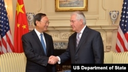 Ngoại trưởng Mỹ Rex Tillerson bắt tay Ủy viên Quốc vụ viện Trung Quốc Dương Khiết Trì tại Bộ Ngoại giao ở Washington, ngày 28 tháng 2, 2017.