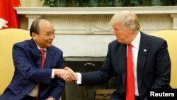 Thủ tướng Việt Nam Nguyễn Xuân Phúc và Tổng thống Hoa Kỳ Donald Trump, tại Tòa Bạch Ốc, ngày 31/5/2017.