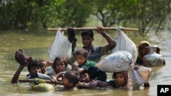 Một gia đình Rohingya chạy sang Bangladesh lánh nạn ngày 5/9/17