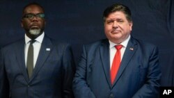 Illinois Valisi JB Pritzker (sağda) 25 Temmuz 2024 Perşembe günü Chicago'daki ABD Gizli Servisi Chicago Saha Ofisi'nde Demokrat Parti Ulusal Kurultayı öncesinde Chicago Belediye Başkanı Brandon Johnson ile birlikte güvenlik brifingi verdi.