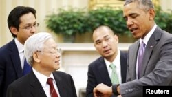 Tổng bí thư Việt Nam Nguyễn Phú Trọng trong cuộc gặp với Tổng thống Barack Obama tại Phòng Bầu dục ở Nhà Trắng. 