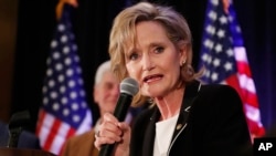 Thượng nghị sỹ đảng Cộng hòa của Mỹ Cindy Hyde-Smith tại một buổi họp ở Jackson, Mississippi, hôm 27/11/2018. Hà Hyde-Smith ca ngợi phán quyết cuối cùng của Cơ quan Thương mại Quốc tế nhằm áp thuế cao hơn để chống bán phá giá đối với cá tra-basa của Việt Nam nhập vào Mỹ.