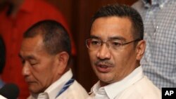 Ông Hishammuddin Hussein (phải) - Bộ trưởng Quốc phòng Malaysia.