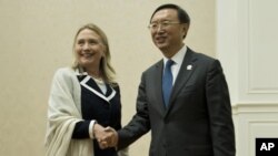 Ngoại trưởng Mỹ Hillary Rodham Clinton (trái) và Bộ trưởng Ngoại giao Trung Quốc Dương Khiết Trì trong cuộc hộp bên lễ diễn đàn khu vực ASEAN tại Phnom Penh, ngày 12/7/2012