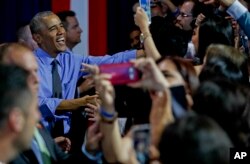 Tổng thống Mỹ Barack Obama đến chào hỏi sau buổi hỏi đáp trực tiếp với những người tham dự ở Lima, Peru, ngày 19 tháng 11, 2016.