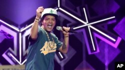 Bruno Mars tại buổi hoà nhạc Jingle Ball 2016 ở trung tâm Staples, Los Angeles.