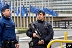 Cảnh sát tuần tra tòa nhà ủy ban Liên hiệp Châu Âu sau các vụ nổ ở Brussels, ngày 22/3/2016.