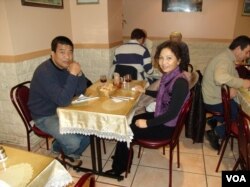 Bà Dương Thu Hương và ông Đinh Quang Anh Thái tại một quán ăn ở Paris năm 2005. (Hình: Đinh Quang Anh Thái)