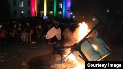 Đốt phá và bạo động phản đối Tổng thống Trump đã xảy ra tại Đại học Berkeley tối hôm 1/2/2017. (Ảnh: Bùi Văn Phú)