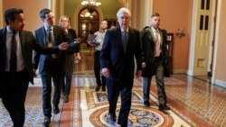 Thượng nghị sĩ Mitch McConnell (R-KY), Lãnh tụ khối đa số tại Thượng Viện tới Điện Capitol để đàm phán gói cứu trợ COVID-19 ngày 23,/3/2020. REUTERS/Joshua Roberts