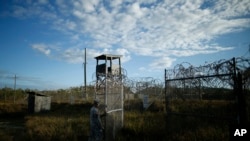 Foto Achiv: Yon solda ameriken femen barye Kan X-Ray ki se yon sant detansyon ki sitye sou baz fos naval Ameriken an genyen nan Guantanamo, Cuba. 