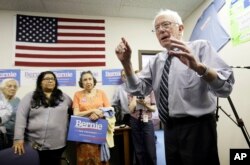 Thượng nghị sĩ Bernie Sanders nói chuyện với những người ủng hộ tại trụ sở tổ chức chiến dịch của ông ở Des Moines, Iowa.