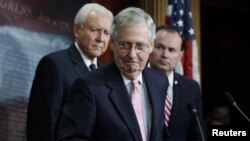 Các thượng nghị sị Cộng hòa TNS Mitch McConnell (giữa), TNS Orrin Hatch (trái) và TNS Mike Lee (phải).