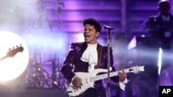 Bruno Mars biểu diễn tại lễ trao giải âm nhạc Mỹ hàng năm lần thứ 59.