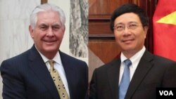 Ngoại trưởng Mỹ Rex Tillerson (bên trái) và Ngoại trưởng Việt Nam Phạm Bình Minh.