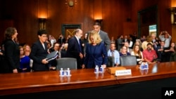 Bà Christine Blasey Ford vừa tới nơi điều trần hôm 27/9/2018.