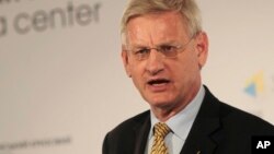 Bộ trưởng Ngoại giao Thụy Ðiển Carl Bildt nhận định rằng rất khó để cô lập hoàn toàn một nước như Nga.