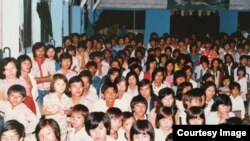 Thuyền nhân vượt biển trong trại tị nạn ở Galang, Indonesia 1986. (Ảnh: Bùi Văn Phú)