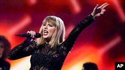 Taylor Swift biểu diễn tại hòa nhạc DIRECTV NOW Super Saturday Night ở câu lạc bộ Nomadic hôm 4/2 ở Houston, Texas.