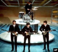 Ảnh tư liệu - Ban nhạc The Beatles trình diễn trong chương trình "Ed Sullivan Show" của đài CBS ở New York, ngày 9 tháng 2 năm 1964.