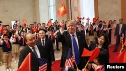 Tổng thống Mỹ Donald Trump vẫy cờ Việt Nam ở Hà Nội hôm 27/2/2019 khi ông gặp Thủ tướng Việt Nam Nguyễn Xuân Phúc.