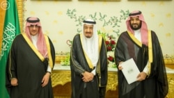 محمد بن سلمان، بادشاہ سلمان بن عبدالعزیز اور محمد بن نائف (فائل فوٹو)