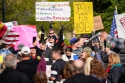 Hàng trăm người biểu tình bên ngoài Kentucky State Capitol chống các biện pháp giãn cách xã hội và đóng cửa doanh nghiệp giữa đại dịch COVID-19