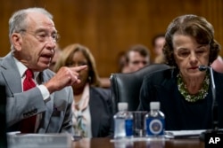 Chủ tịch Ủy ban Tư Pháp Thượng viện Hoa Kỳ Chuck Grassley, Đảng Cộng Hòa-Iowa (trái), và TNS Dianne Feinstein, Đảng Dân Chủ-California, thành viên cao cấp trong ủy ban, tại một buổi họp tại Điện Capitol, trự sở Quốc Hội Hoa Kỳ. Ảnh chụp ngày 13/09/2018, in Washington.