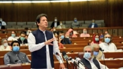 عمران خان قومی اسمبلی میں اظہار خیال کر رہے ہیں۔ (فائل فوٹو)