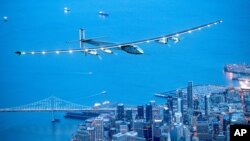 Máy bay Solar Impulse 2 bay qua San Francisco, ngày 23 tháng 4 năm 2016.