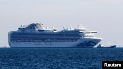 Tàu Diamond Princess neo đậu ngoài khơi cảng Yokohama của Nhật Bản sau khi 10 người trên tàu thử nghiệm dương tính với virus corona (ảnh chụp ngày 5/2/2020)