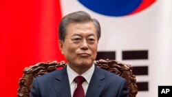 Tổng thống Hàn Quốc Moon Jae-in, trong cuộc gặp với Ủy viên Bộ Chính trị Trung Quốc Hàn Chính ở Seoul, kêu gọi sự ủng hộ của Trung Quốc giúp tạo điều kiện cho các cuộc đàm phán giữa Washington và Bình Nhưỡng.