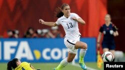 Tiền đạo Alex Morgan, cầu thủ đã nhận cảm hứng khi ngồi trên khán đài sân Rose Bowl trong trận chung kết World Cup 1999, để nay trở thành một cây ghi bàn xuất sắc của đội Mỹ.