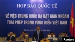 Phát ngôn viên Bộ Ngoại giao Việt Nam nói chuyện tại một cuộc họp báo về việc Trung Quốc đặt giàn khoan trái phép ở biển Đông, 7/5/14