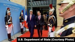 Ngoại trưởng John Kerry cùng với đặc sứ về các cuộc đàm phán Israel-Palestinian Frank Lowenstein tại Paris, Pháp, hôm 3/6. 